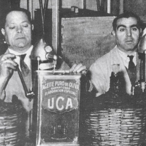 Foto histórica con envases aceite puro de oliva