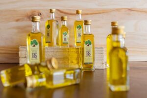 Varios envases de aceite de Aceites Rafael Salgado