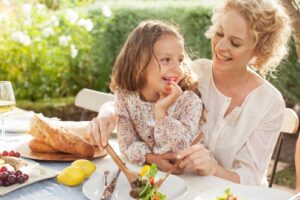 Madre e hija comiendo ensalada