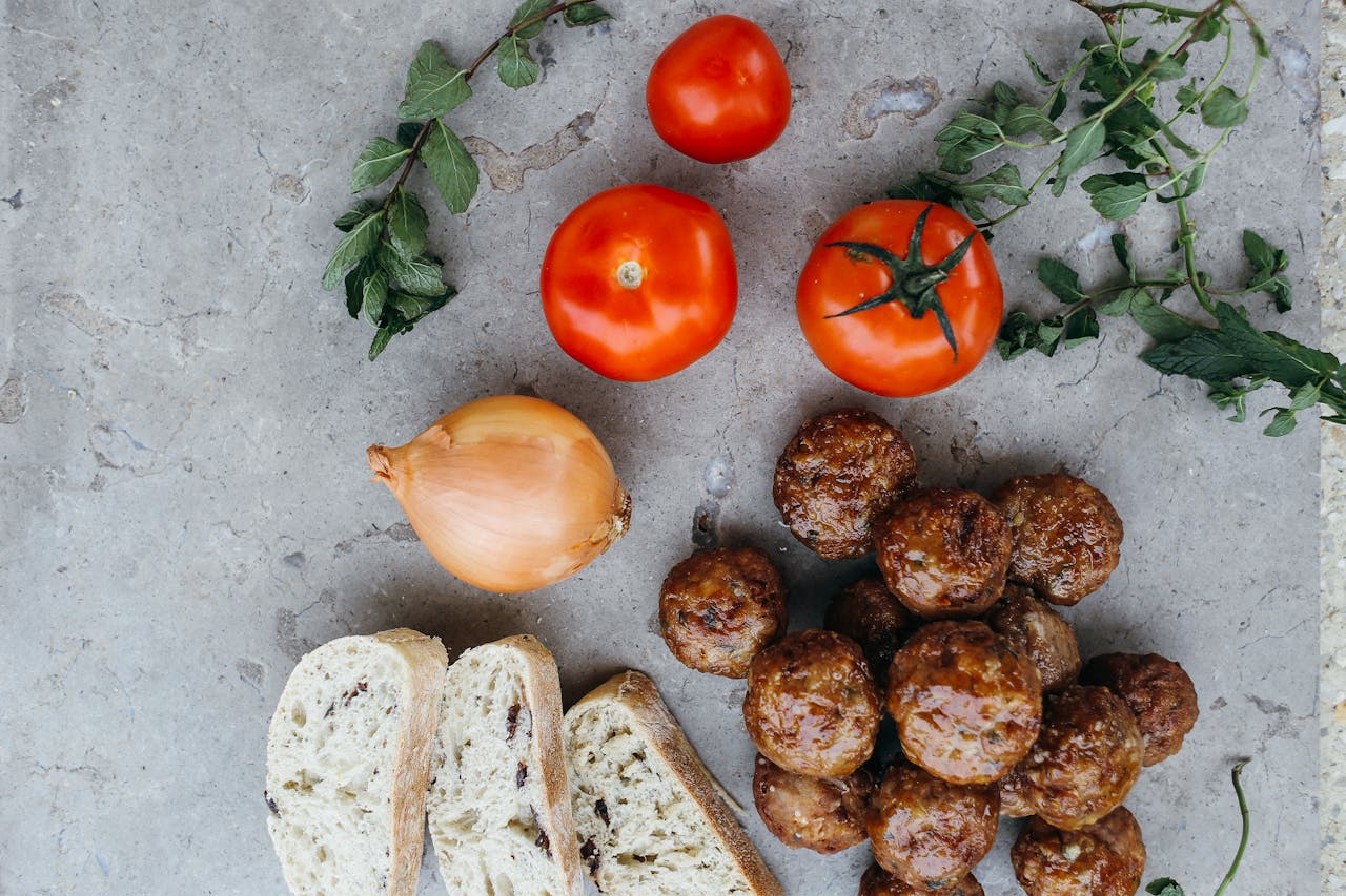 albóndigas, pan, aove y tomates
